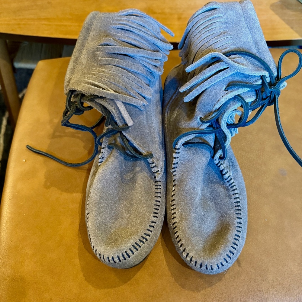 MINNETONKA TRAMPER BOOT -SIZE 8